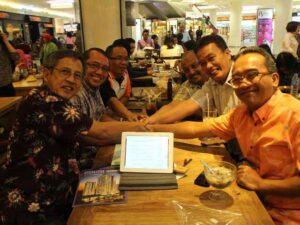 Album Kegiatan Ir. Luluk Sumiarso berbicara dalam deklarasi AESI 2016, mendorong kolaborasi energi surya nasional.